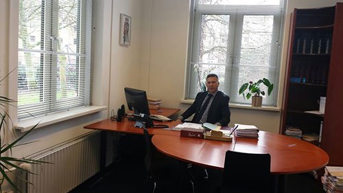 Mr. M. Kaouass achter een bureau op kantoor